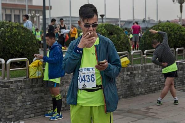 如何用英语表达“这里有许多体育运动”